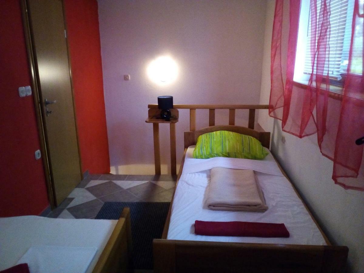 Studio Apartman Hrast Seline Eksteriør billede