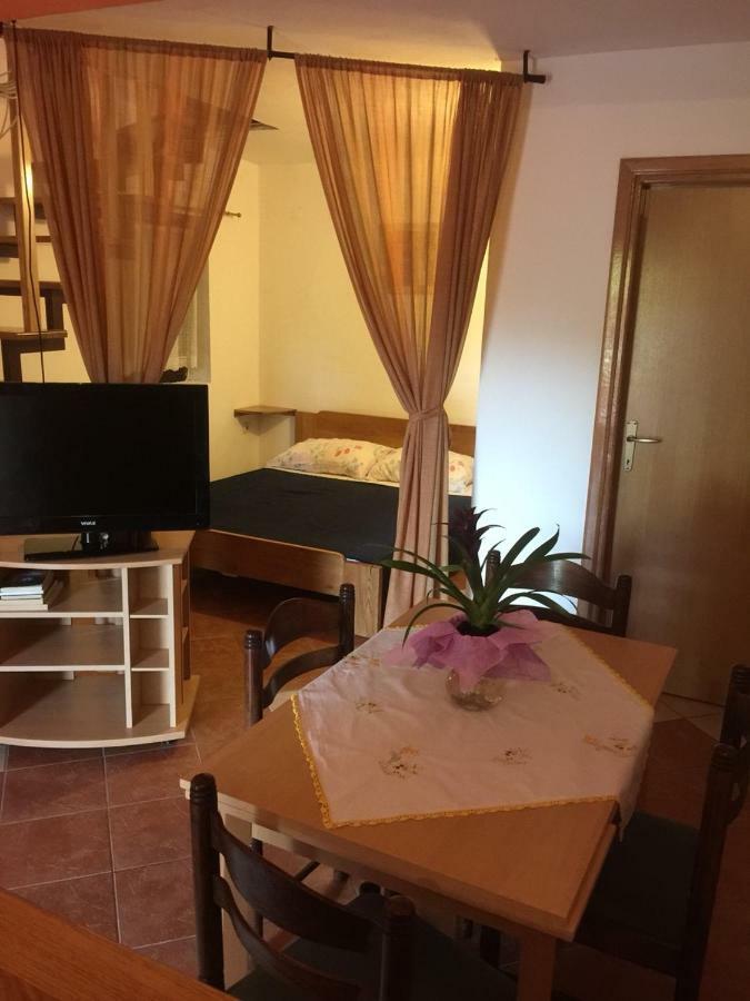 Studio Apartman Hrast Seline Eksteriør billede